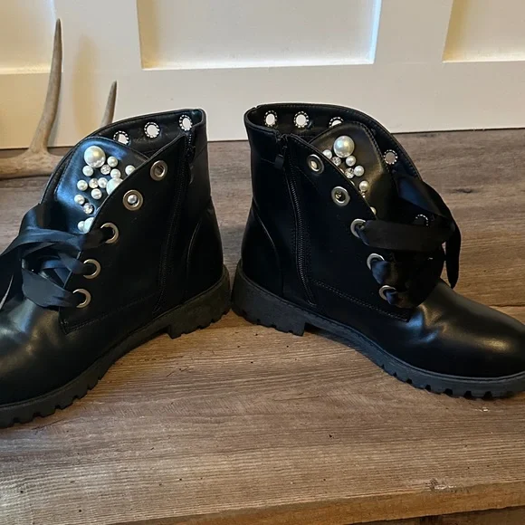 Black Pearl Embellished Women's Boots - Picture 3 of 6